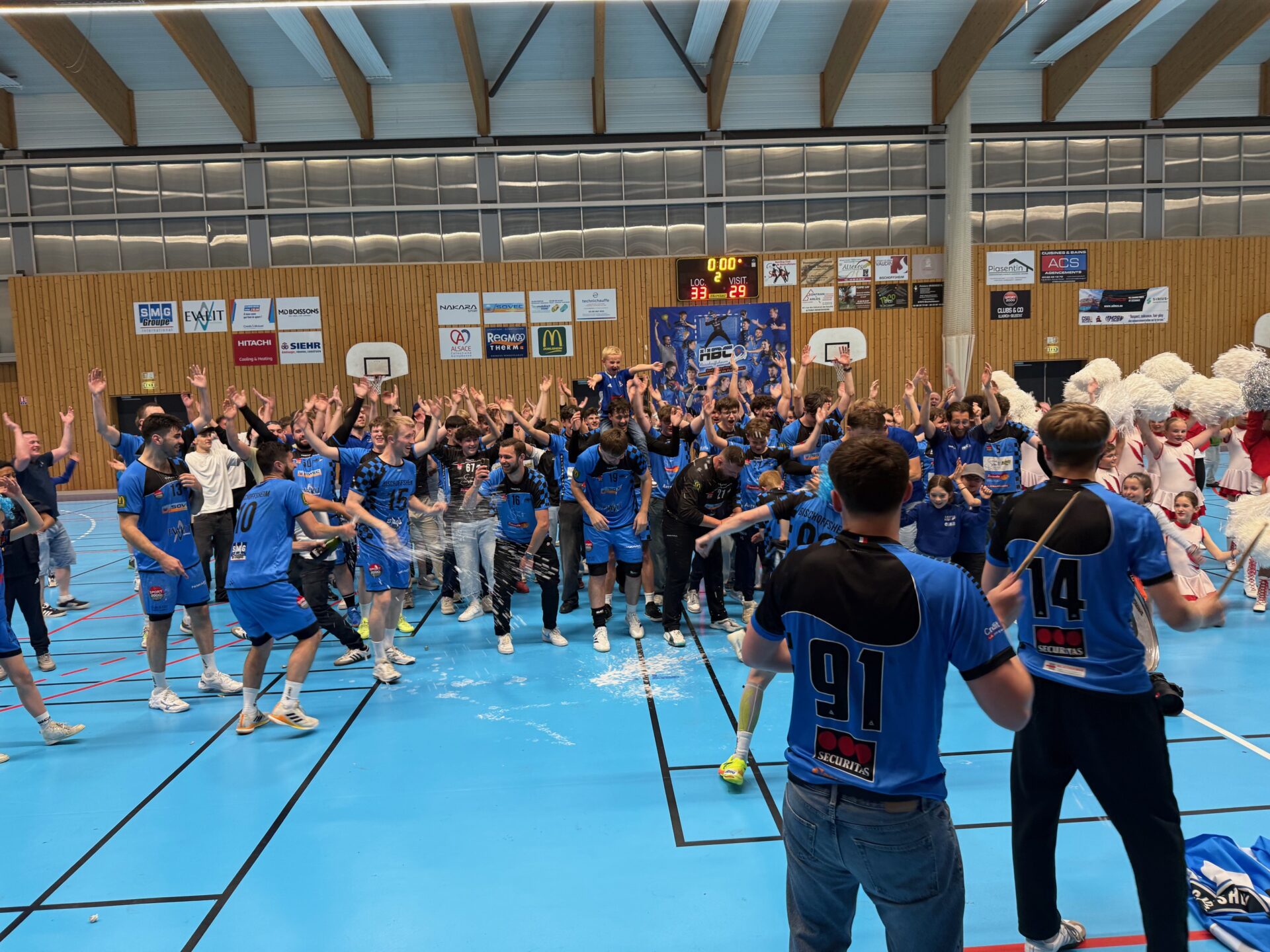 Joueurs et supporters du HBC Bischoffsheim après un match